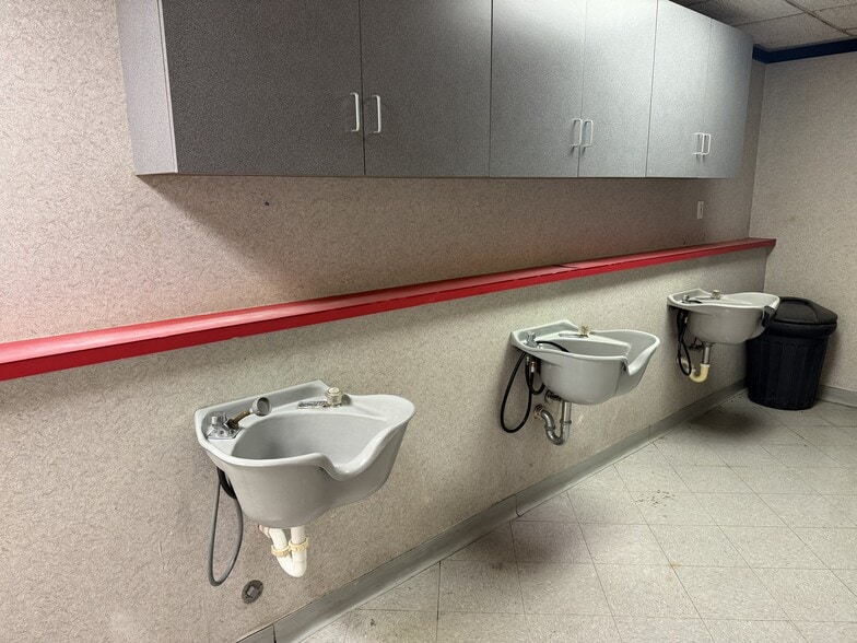 More Photos Of 1301-1315 21st St, Zion Unknown For Lease