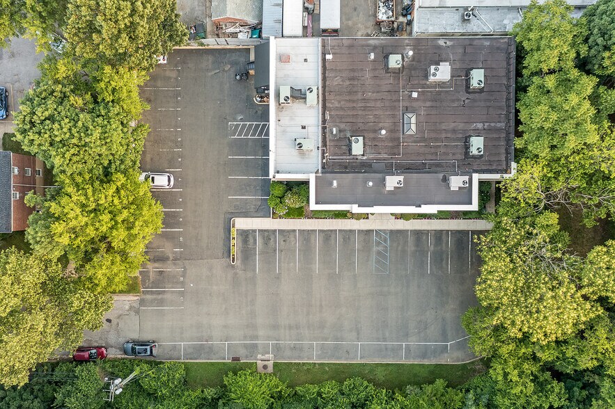 More Photos Of 51 Charles St, Mineola Office For Lease