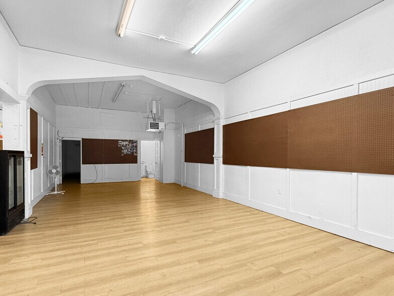 More Photos Of 2102 E 14th St, Des Moines General Retail For Sale