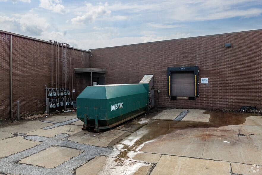 More Photos Of 23533 Mercantile Rd, Beachwood Showroom For Lease
