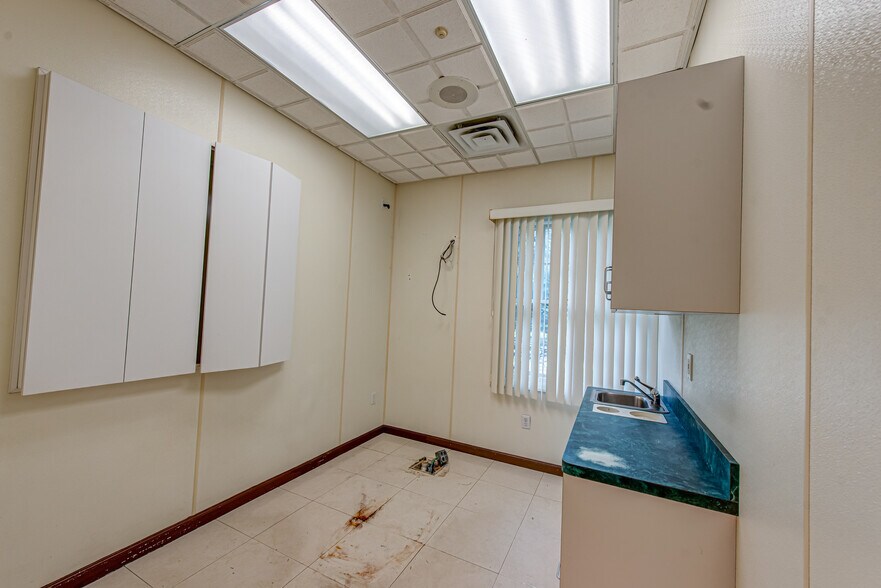 More Photos Of 63 Eastport Manor Rd, Eastport Office For Sale