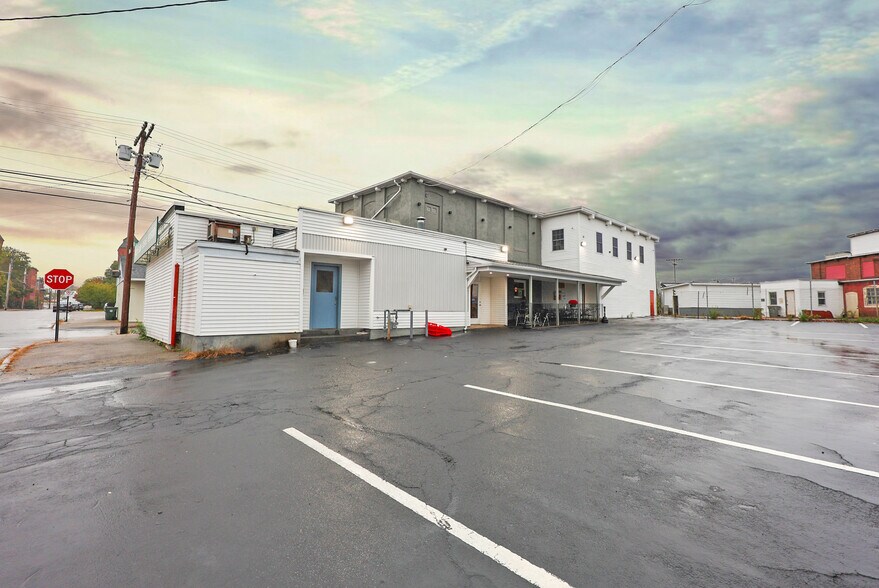 More Photos Of 128 Maple St, Manchester Restaurant For Sale