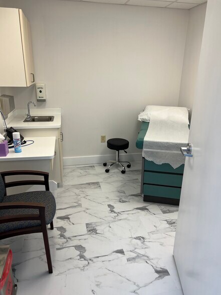 More Photos Of 14 Oak Forest Rd, Bluffton Medical For Lease