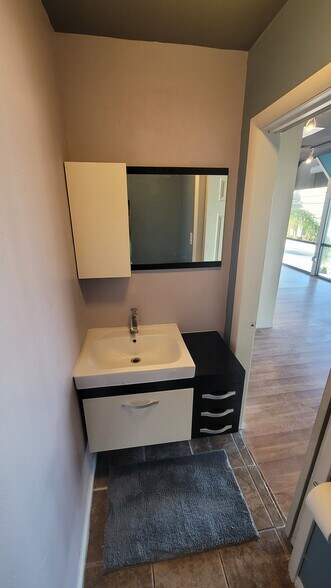 More Photos Of 5770 Melrose Ave, Los Angeles Storefront Retail Office For Lease