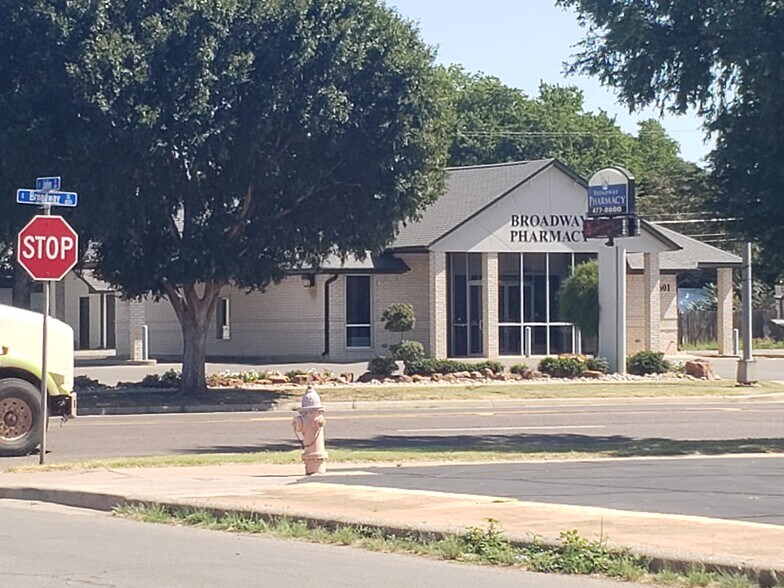 More Photos Of 520 E Broadway St, Altus Specialty For Sale