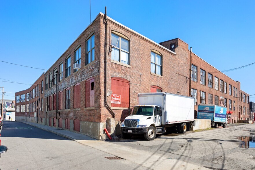 More Photos Of 165-167 Bow St, Everett Light Manufacturing For Lease