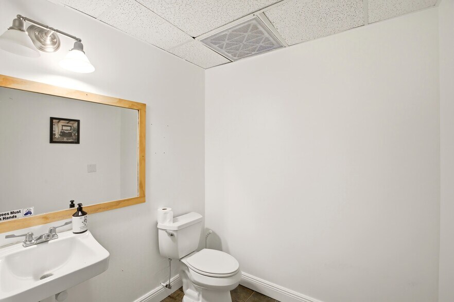 More Photos Of 12951 Metro Pkwy, Fort Myers Unknown For Lease