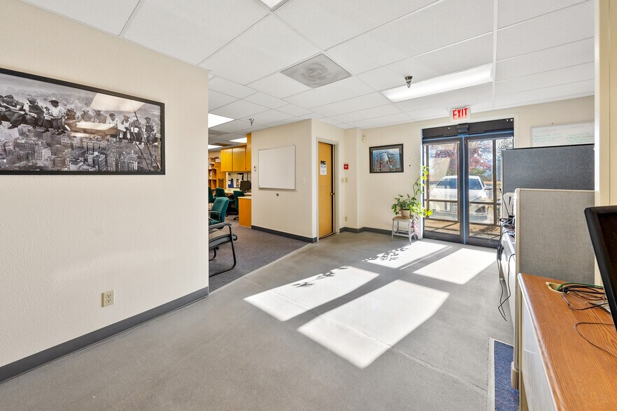 More Photos Of 715 NW Dimmick St, Grants Pass Office For Sale