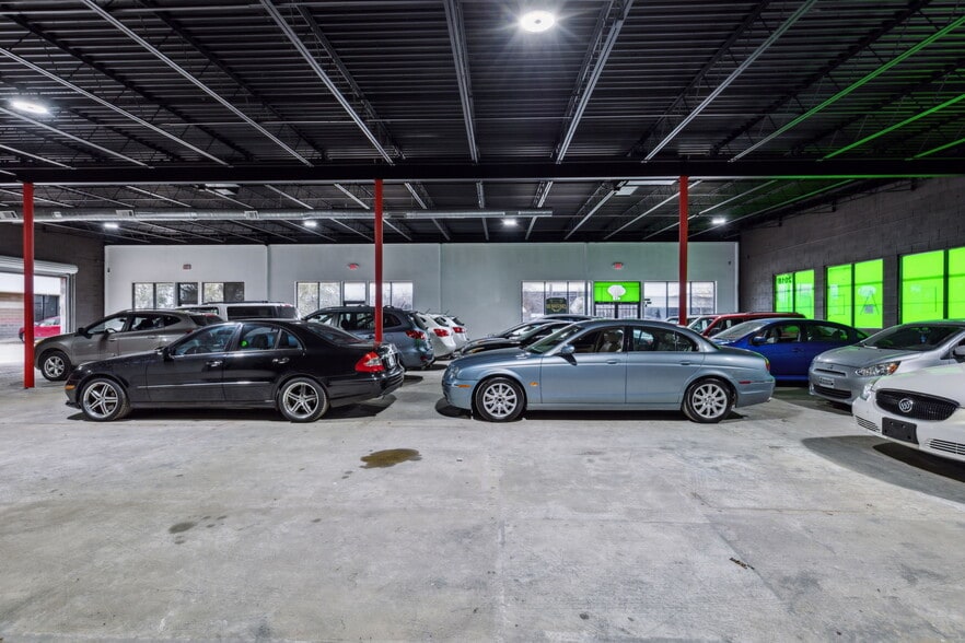 More Photos Of 2020 W Northwest Hwy, Dallas Freestanding For Sale