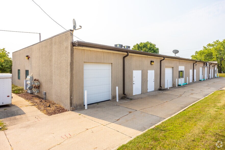 More Photos Of 2045 Grand Ave, West Des Moines Office For Lease