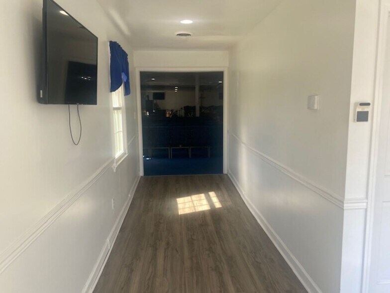 More Photos Of 109 Fontaine Dr, Ridgeway Funeral Home For Sale