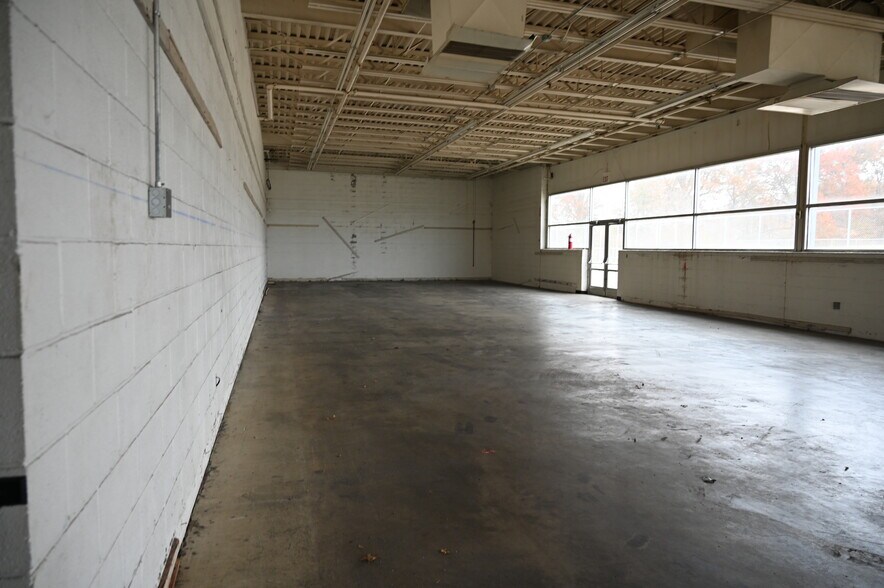 More Photos Of 2300 Claremont Ave, Ashland Storefront For Sale