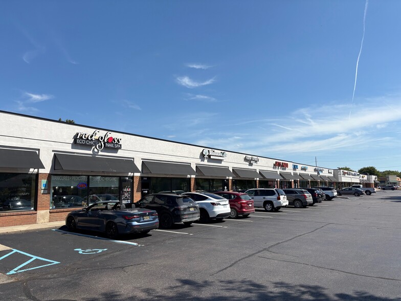 More Photos Of 2010-2118 W Auburn Rd, Rochester Hills Storefront For Lease