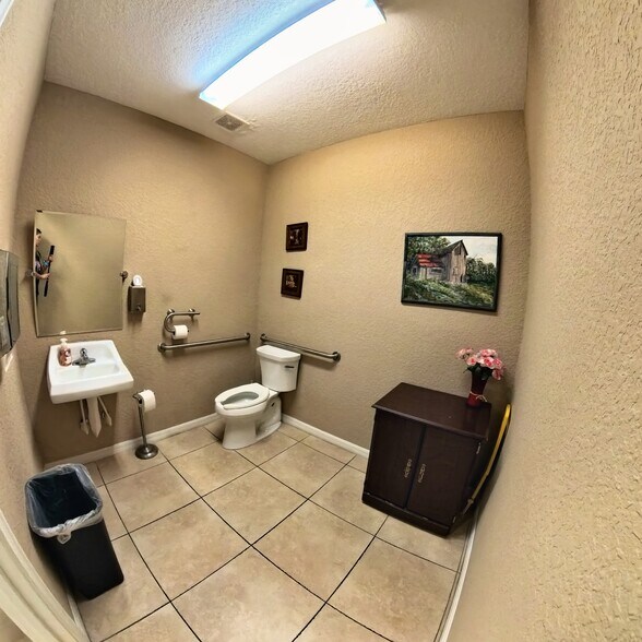 More Photos Of 126 N Us-27/441, Lady Lake Office For Lease