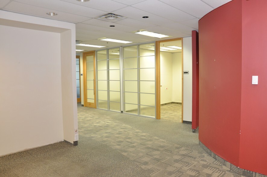 More Photos Of 245 Ouellette Ave, Windsor Office For Lease