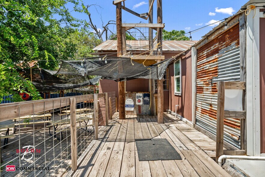 More Photos Of 23699-23737 W US Highway 290, Harper Storefront For Sale