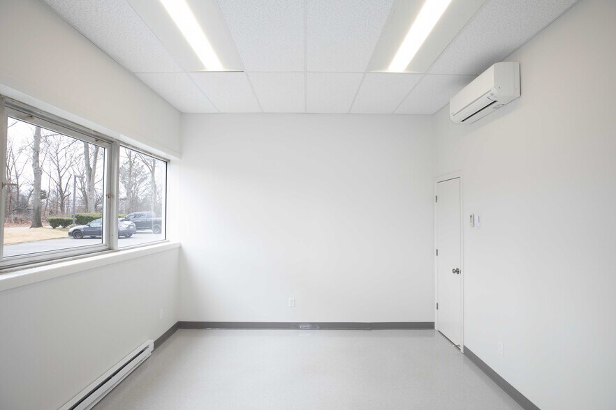 More Photos Of 24 Cain Dr, Brentwood Warehouse For Lease