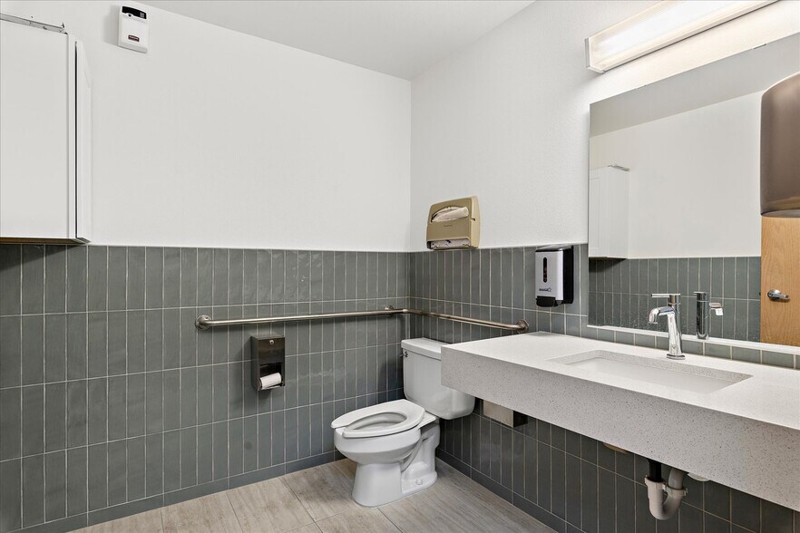 More Photos Of 21021 66th Ave W, Lynnwood Manufacturing For Sale
