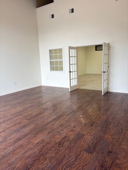 More Photos Of 5612 Highland Ave, Haltom City Showroom For Lease