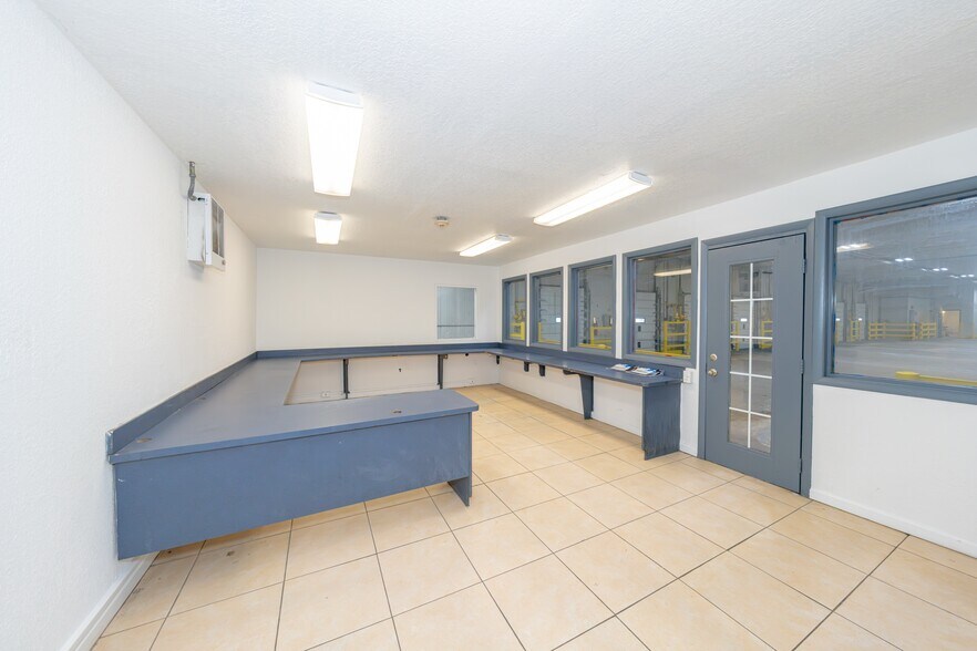 More Photos Of 18770 NE 6th Ave, Miami Refrigeration Cold Storage For Lease