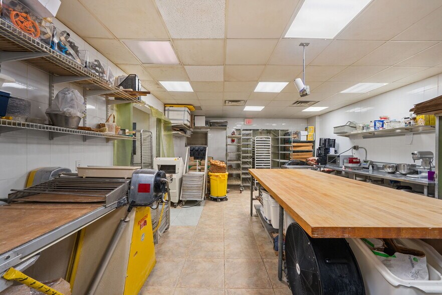 More Photos Of 2909-2911 E Commercial Blvd, Fort Lauderdale Storefront Retail Residential For Sale