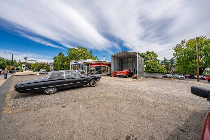 More Photos Of 75 Lithia Way, Ashland Service Station For Sale