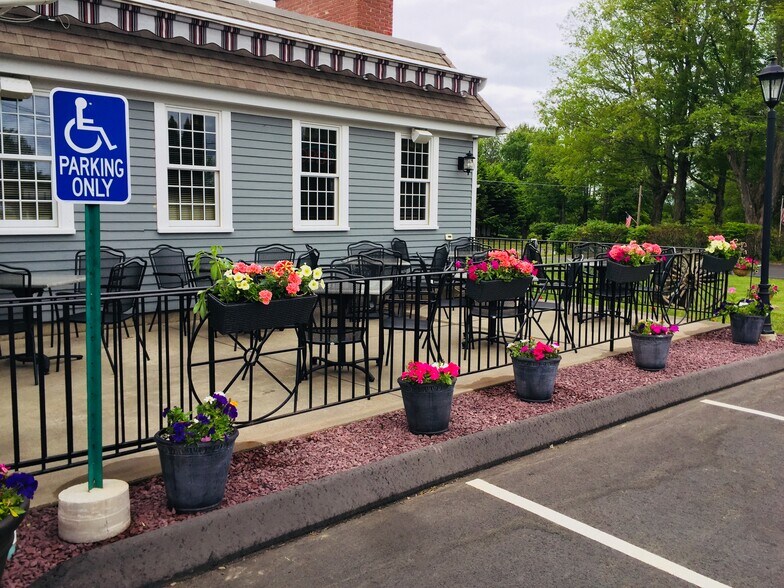 More Photos Of 6 Hartland Blvd, East Hartland Restaurant For Sale