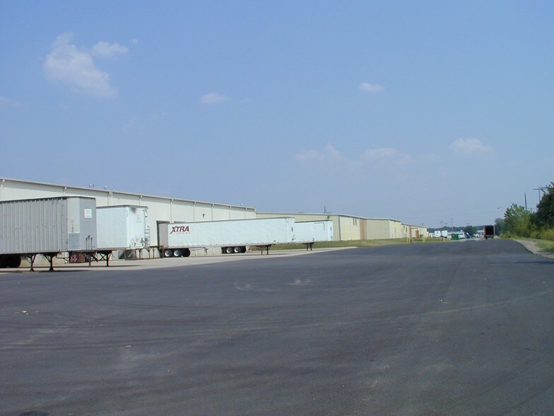 More Photos Of 810 S 28th St, Van Buren Warehouse For Lease