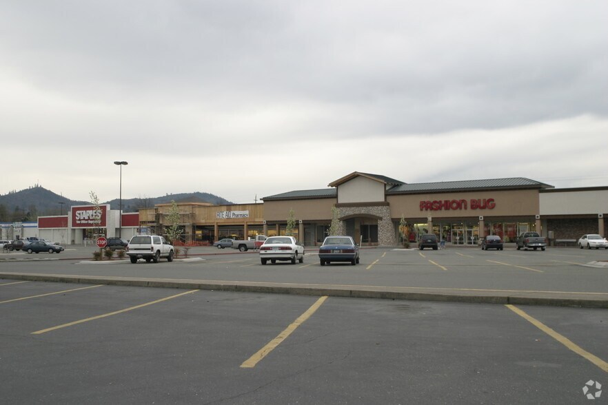 More Photos Of 915 NE D St, Grants Pass General Retail For Lease