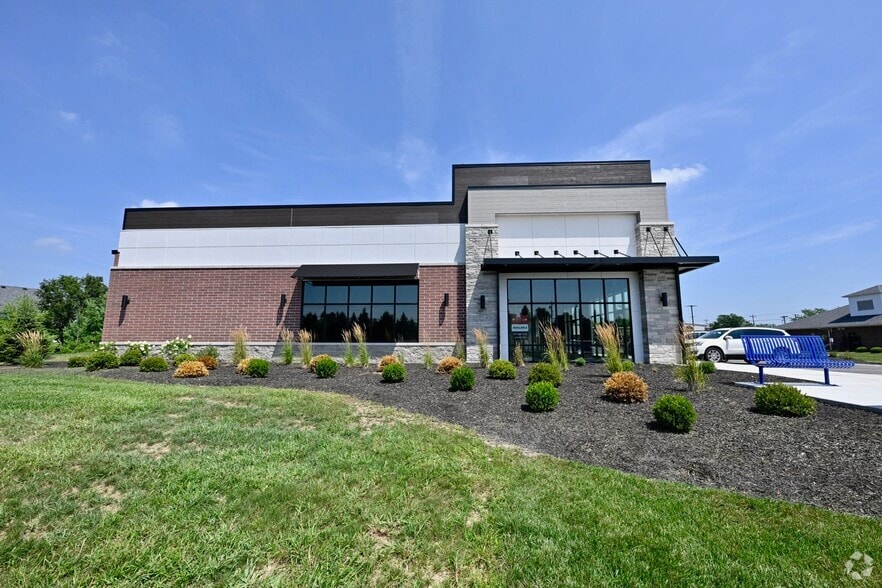 More Photos Of 10470 Olio Rd, Fortville Freestanding For Lease