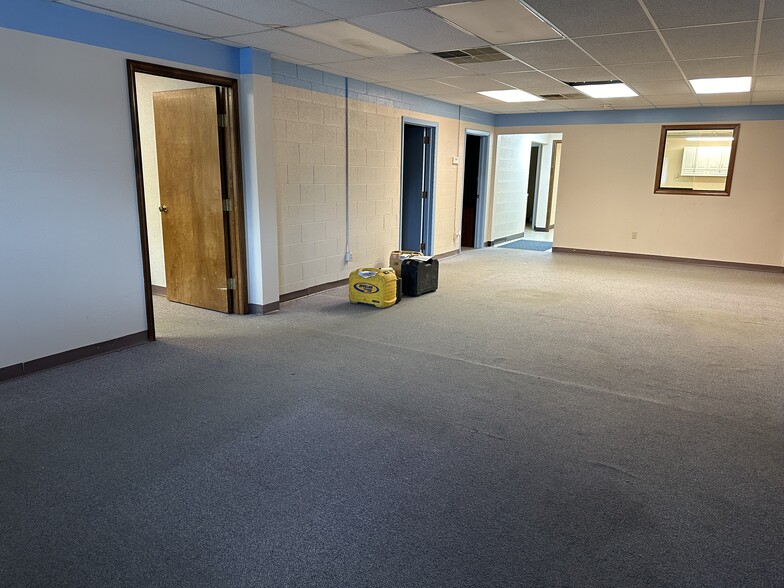 More Photos Of 2314 N 5th St, Niles Showroom For Sale