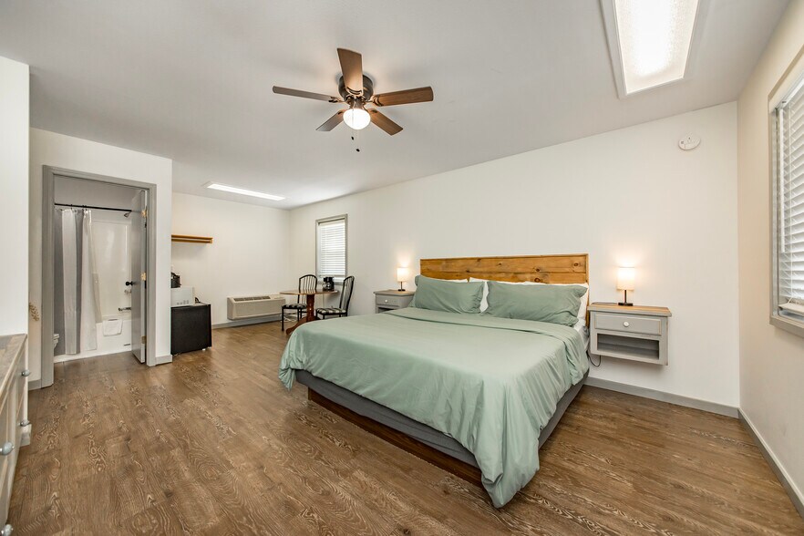 More Photos Of 8546 Edgemont Rd, Greers Ferry Hotel For Sale
