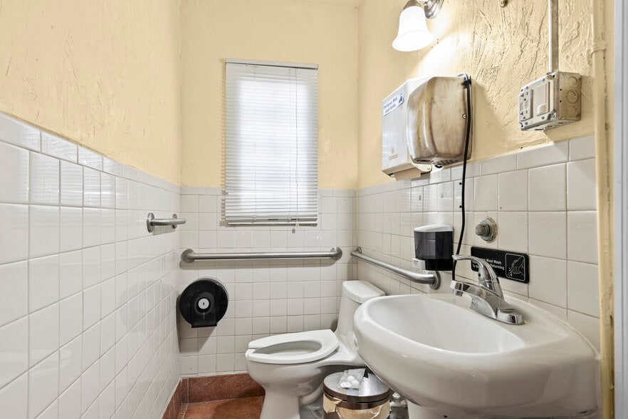 More Photos Of 7201 S Dixie Hwy, West Palm Beach Restaurant For Lease