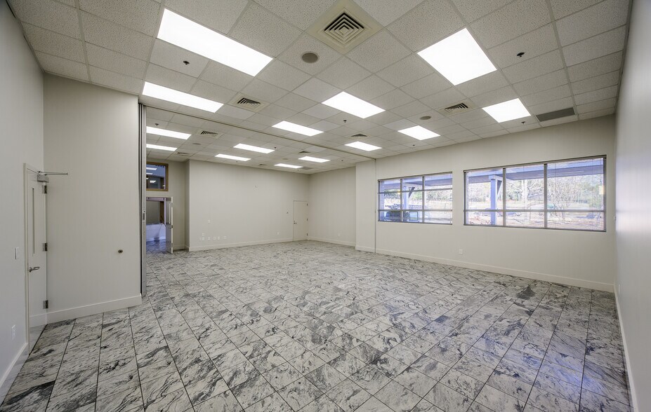 More Photos Of 1480 Bells Ferry Rd, Marietta Warehouse For Lease