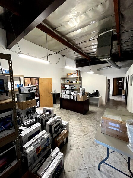 More Photos Of 16146 Leadwell St, Van Nuys Warehouse For Lease