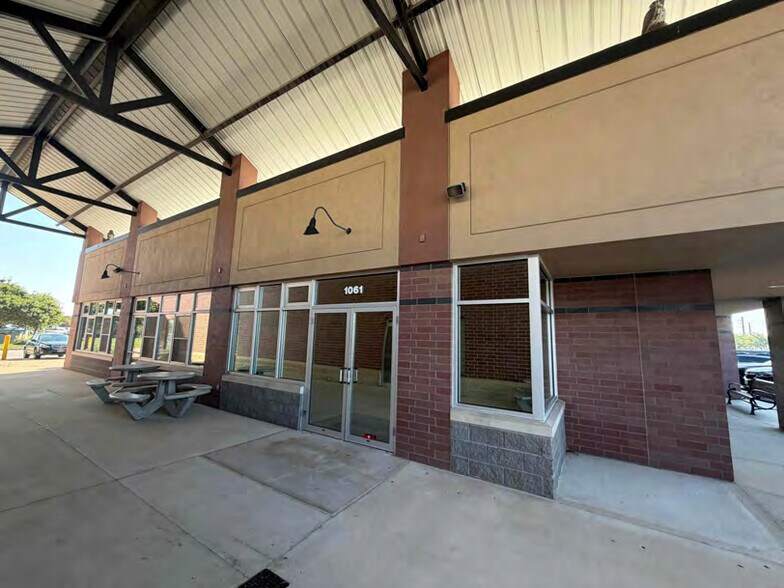 More Photos Of 1061 N Center Point Rd, Hiawatha Restaurant For Lease