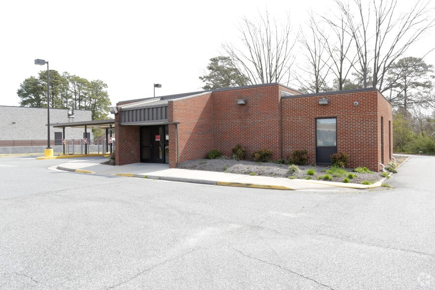 More Photos Of 1161 N George Washington Hwy N, Chesapeake Bank For Sale