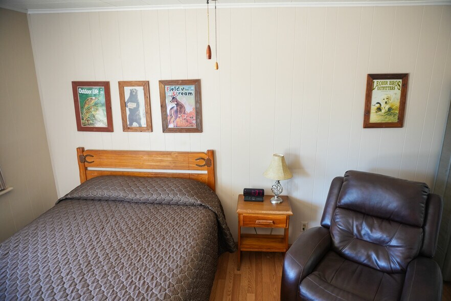 More Photos Of 1122 Douglas Ave, Beaver Hotel For Sale