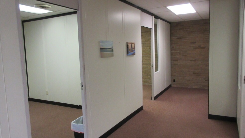 More Photos Of 1657 Commerce Dr, South Bend Coworking Space