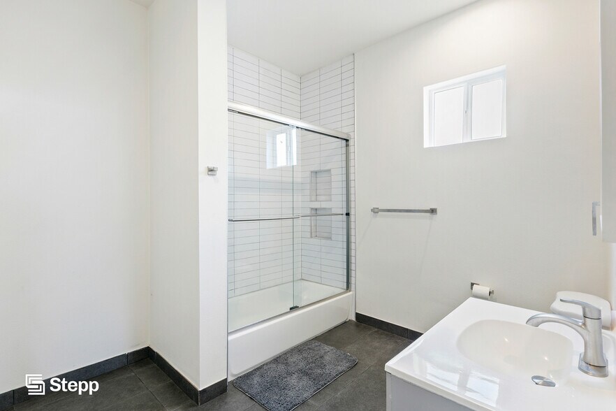 More Photos Of 1038 E 53rd St, Los Angeles Apartments For Sale