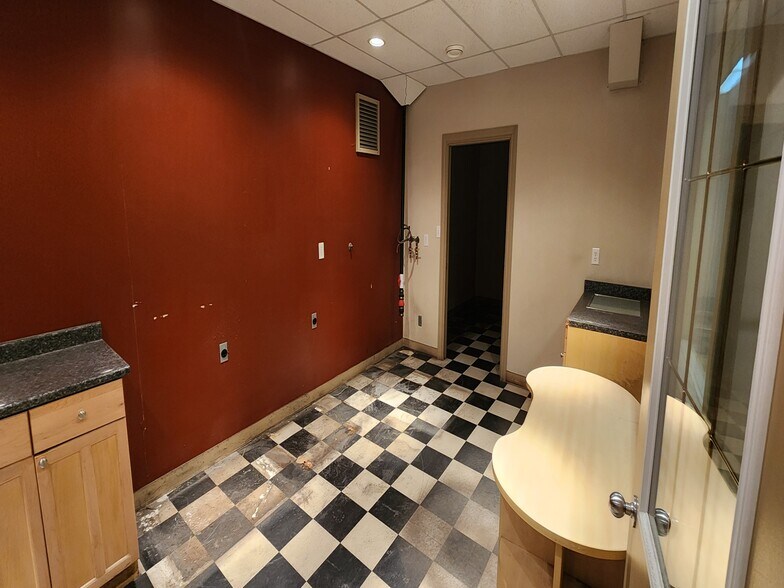 More Photos Of 1810 Kosmina Rd, Vernon Manufacturing For Sale