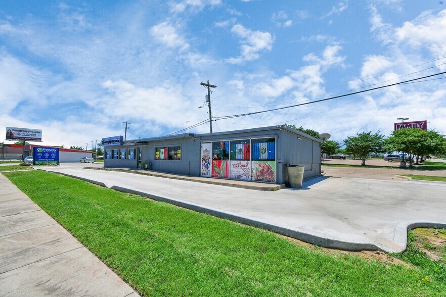 More Photos Of 1400-1402 S Texas Ave, Bryan General Retail For Sale