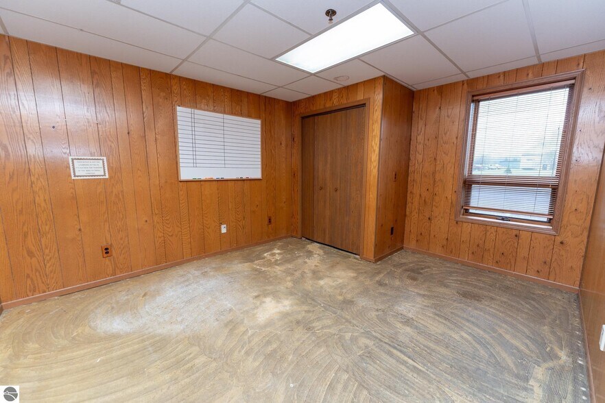 More Photos Of 910 Industrial Dr, Mount Pleasant Warehouse For Sale