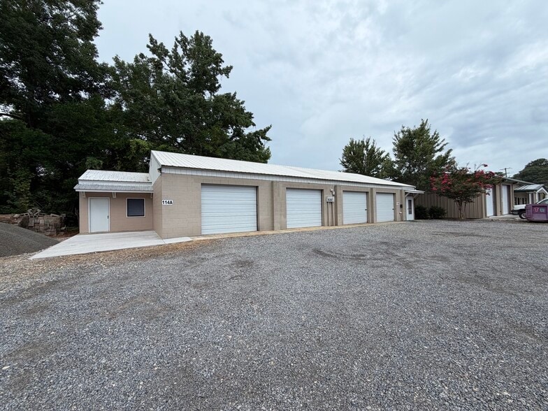 Primary Photo Of 114 Farm Rd, Summerville Service For Lease