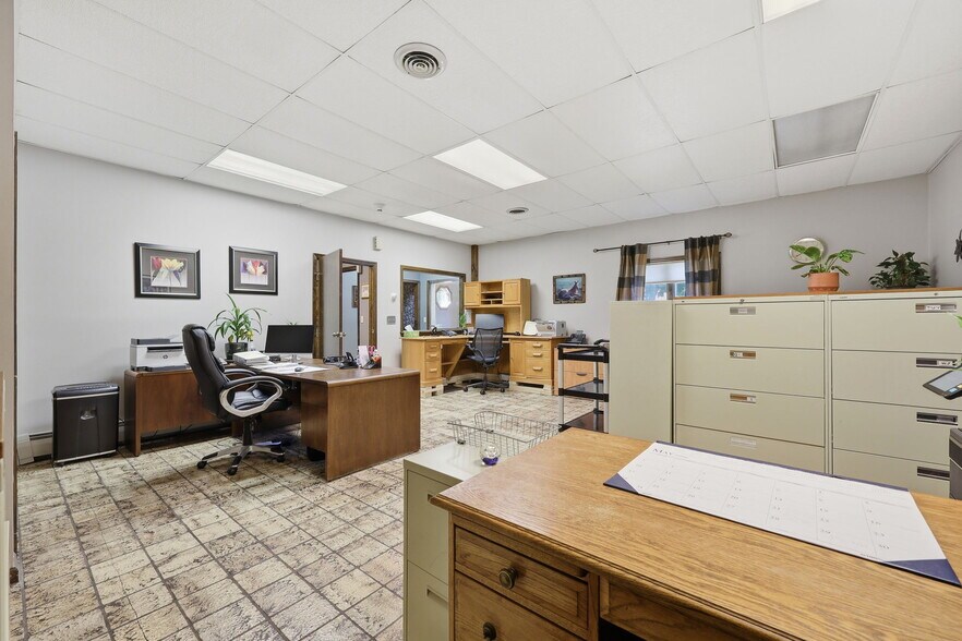 More Photos Of 1 N Roberts Rd, Highland Office For Sale