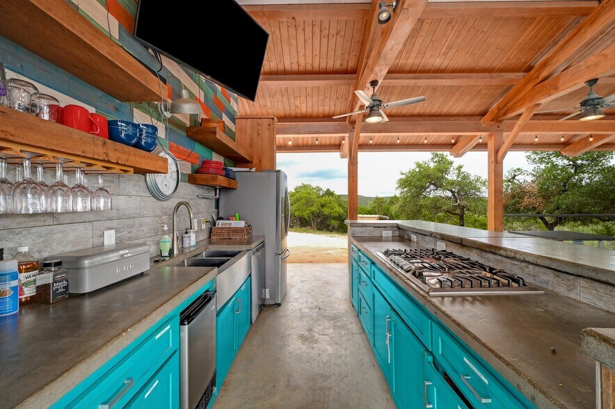 More Photos Of 7400 McGregor Ln, Dripping Springs Hotel For Sale
