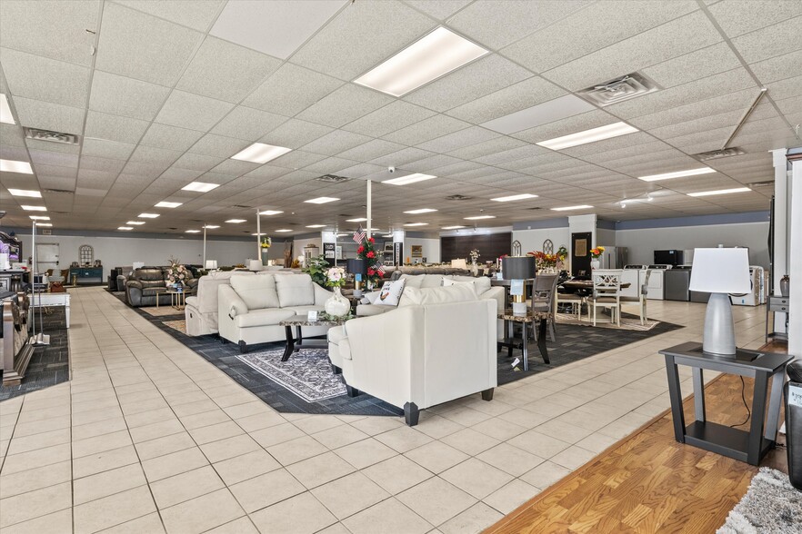 More Photos Of 304 W Jefferson St, Quincy Freestanding For Sale