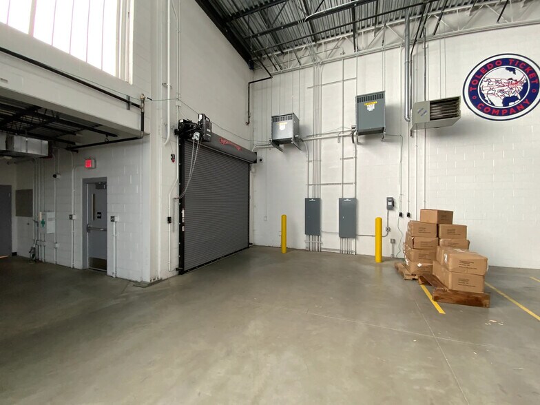 More Photos Of 211 Sylvania Ave, Toledo Manufacturing For Lease