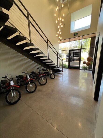 More Photos Of 15979 N 76th St, Scottsdale Showroom For Lease