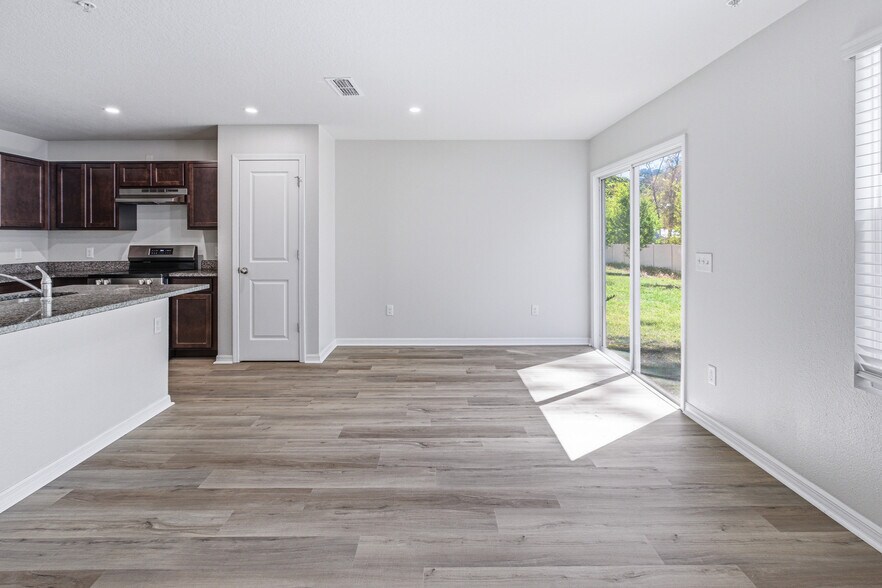 More Photos Of 7638 Mailes Ct, Jacksonville Multifamily For Sale